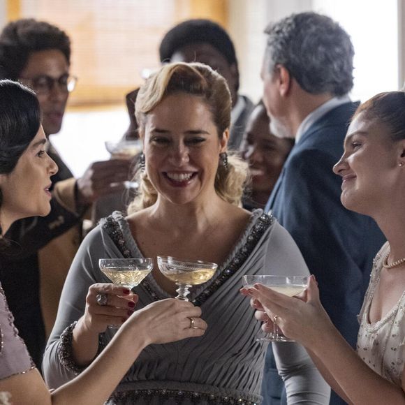 Celeste (Débora Ozório), Lígia (Palomma Duarte) e Anita (Maria Flor), celebrando o casamento na novela Garota do Momento