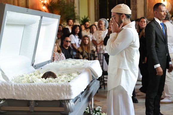 Bastante abalado, Francisco Gil ficou alguns minutos diante do caixão de Preta Gil