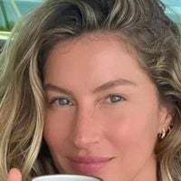 Nem casca de limão, nem erva-doce: Gisele Bündchen tem 3 chás com misturinhas 'secretas' para manter o corpo em dia e saúde aos 45 anos