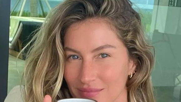 Nem casca de limão, nem erva-doce: Gisele Bündchen tem 3 chás com misturinhas 'secretas' para manter o corpo em dia e saúde aos 45 anos