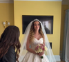 Vestido de noiva da mulher de Diogo Jota traz tecido off-white, com diversas aplicações florais em relevo, além de uma saia volumosa que confere textura ao look