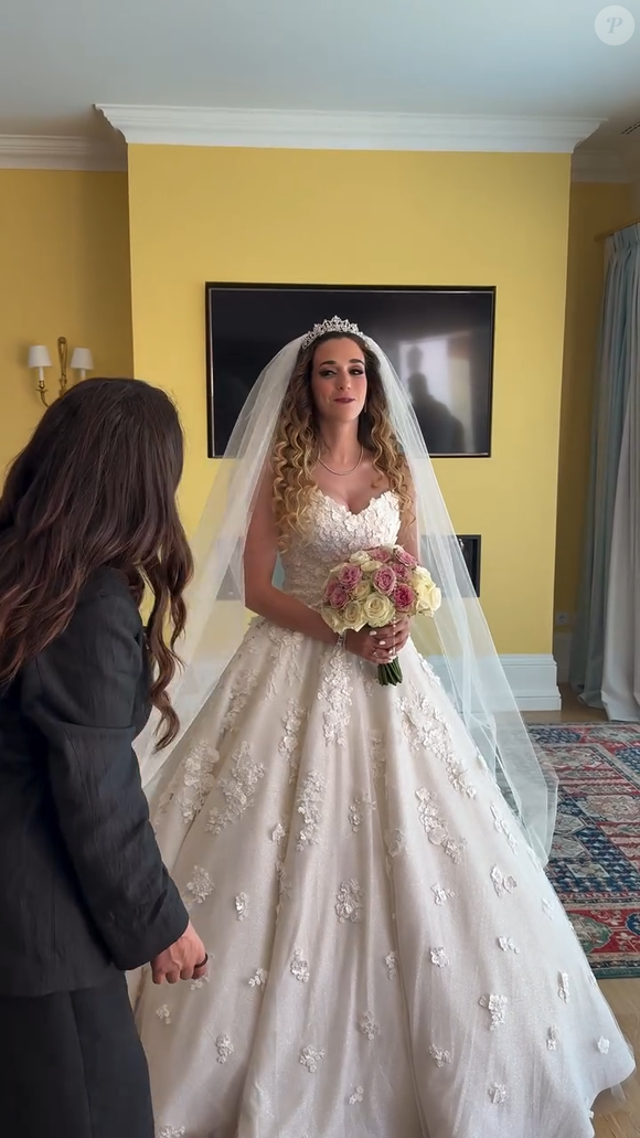Vestido de noiva da mulher de Diogo Jota traz tecido off-white, com diversas aplicações florais em relevo, além de uma saia volumosa que confere textura ao look