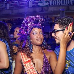 Iza fez carinho no cabelo de João Vitor Silva durante desfile da Beija-Flor