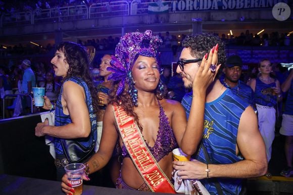 Iza fez carinho no cabelo de João Vitor Silva durante desfile da Beija-Flor