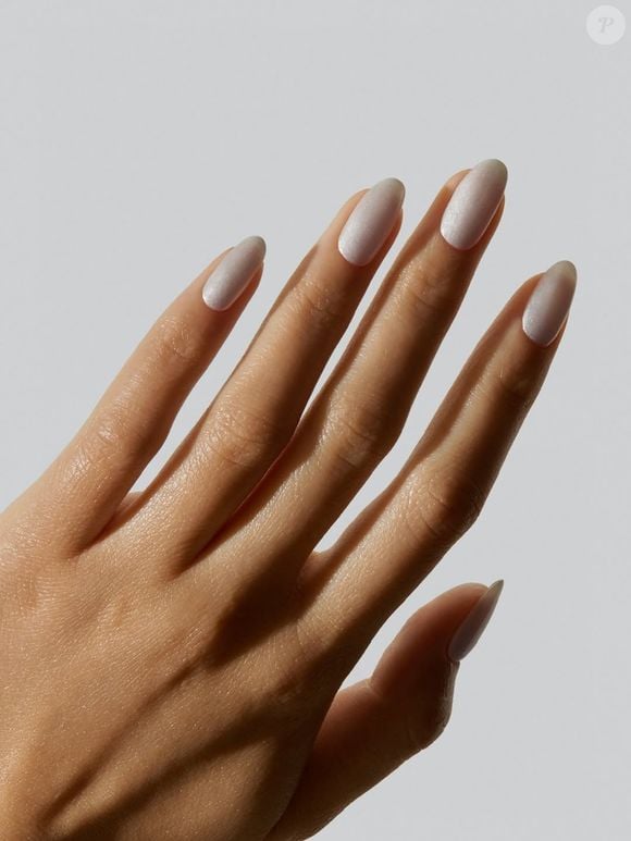 A cor branco cloud dancer, tendência para 2026, fica ótima nas unhas unhas de Outono, deixando elas ainda mais elegantes.