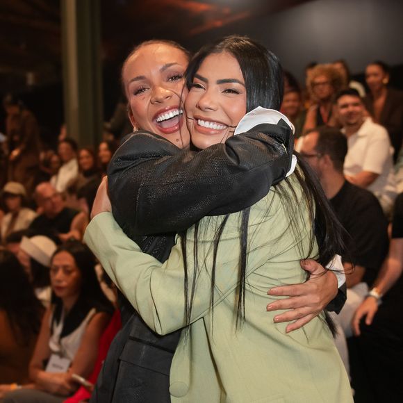 O destaque absoluto do look de Marciele foi o top estilo biquíni de miçangas, apresentando a figura de uma onça-pintada com franjas coloridas, além de grafismos étnicos no rosto e uma gargantilha choker preta, criando uma ponte poderosa entre a tradição indígena e o design contemporâneo.