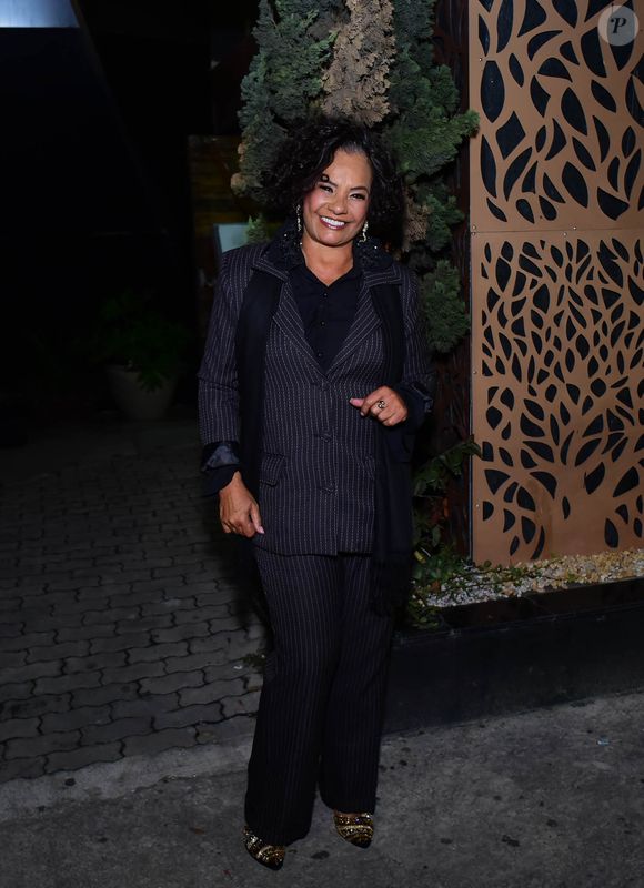 Solange Couto apostou em um social mais clássico, com listras e fundo preto