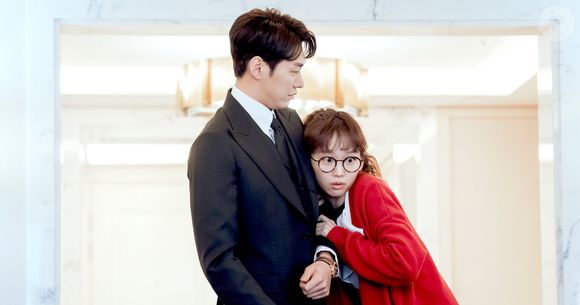 'A Vida Secreta da Minha Secretária': após perder a capacidade de reconhecer rostos, um executivo passa a confiar cegamente em sua secretária sem saber que ela está fingindo ser outra pessoa