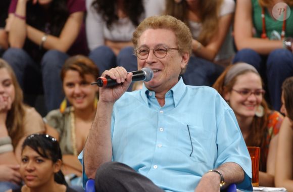 Autor de 'Três Graças', Aguinaldo Silva recebeu presente irônico atribuído a Dias Gomes: uma cópia do livro 'O Berço do Herói', de autoria do falecido novelista. 'Com um recado irônico: para copiarem a sua trama diretamente do original', disse a imprensa em janeiro de 1992