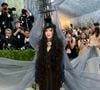 RAINHA DO POP! Madonna compareceu ao Met Gala 2026 com uma verdadeira instalação artística: um barco na cabeça, reinterpretando seu icônico chapéu, e tecidos esvoaçantes que remetiam ao mar. A artista impactou com um visual todo em preto, dramático e conceitual