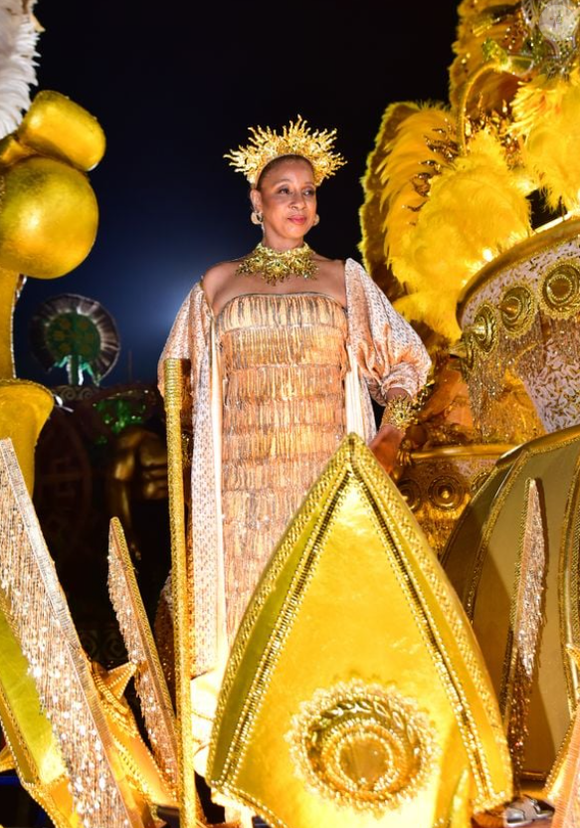 A eterna Naná de 'Terra Nostra', atriz Adriana Lessa interpretou Léa Garcia no desfile de Carnaval da Mocidade Alegre, em 2026.