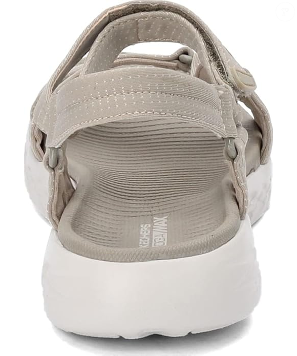 Tênis dominam os dias frios, enquanto sandálias esportivas assumem protagonismo nas estações mais quentes