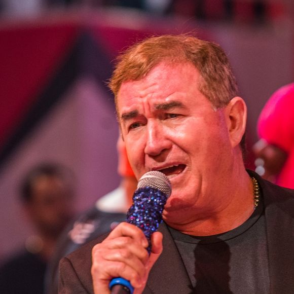 Mulher de Amado Batista, a miss Calita Franciele chamou atenção do músico ao cantar todas as músicas em show