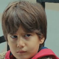 Quase ninguém sabe, mas o Doruk, da novela 'Força de Mulher', é dublado por uma atriz adulta de 31 anos: 'Foi um desafio'