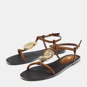 Discreta, mas nada básica: a nova sandália da Zara de R$ 279 aposta em tira frontal com detalhe metálico de concha e bico redondo, garantindo um visual elegante e versátil para todas as ocasiões