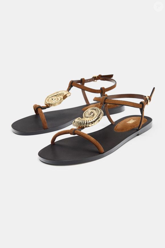 Discreta, mas nada básica: a nova sandália da Zara de R$ 279 aposta em tira frontal com detalhe metálico de concha e bico redondo, garantindo um visual elegante e versátil para todas as ocasiões