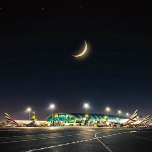 O Aeroporto Internacional de Dubai, frequentado por Virginia Fonseca durante viagens aos Emirados, reúne duty free de luxo, lounges premium e hotel cinco estrelas dentro do terminal