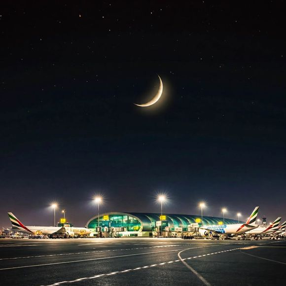 O Aeroporto Internacional de Dubai, frequentado por Virginia Fonseca durante viagens aos Emirados, reúne duty free de luxo, lounges premium e hotel cinco estrelas dentro do terminal