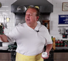 Érick Jacquin ensinou em seu canal do YouTube a preparar um clássico frango à basquaise