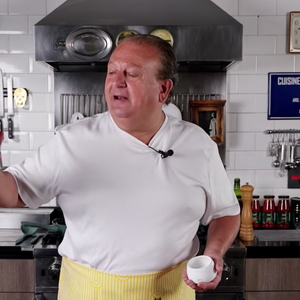 Érick Jacquin ensinou em seu canal do YouTube a preparar um clássico frango à basquaise