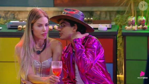 Dudu Camargo e Saory são um casal em A Fazenda 17 e estão correndo perigo de acordo com enquete UOL