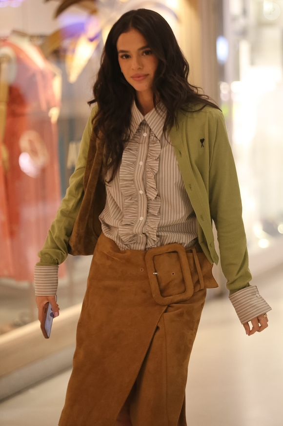 Bruna Marquezine foi fotografada no Leblon com look de quase R$ 17 mil para ir ao dermatologista. Veja fotos e detalhes da produção