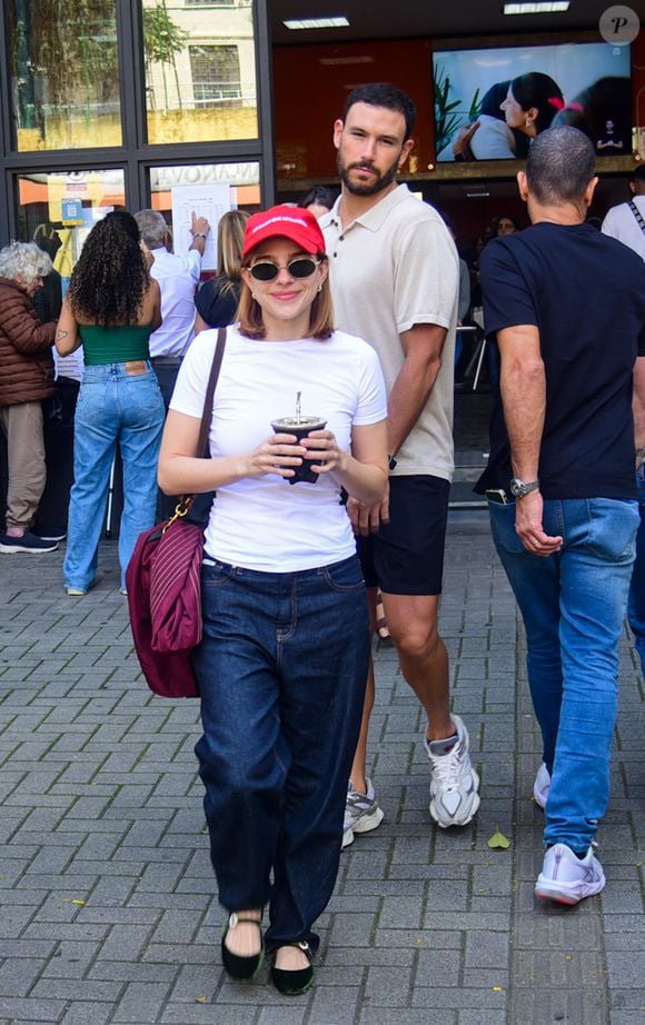 Gabi Medvedovski acompanhada do namorado em rara aparição chega para Votar na região central de São Paulo