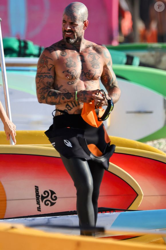 Corpo super definido de Tico Santa Cruz causou alvoroço na web pela mudança drástica do cantor