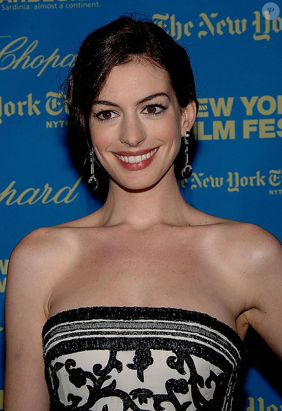 2008: Anne Hathaway sempre mostrou ser uma grande fã de vestidos tomara que caia