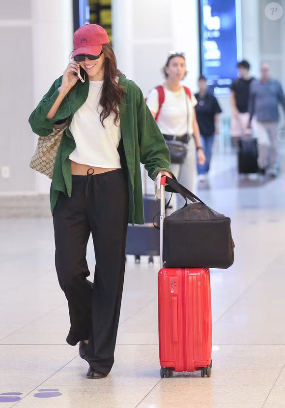 Bruna Marquezine também já foi vista usando as famosas sapatilhas Tabi, modelo de design icônico que divide os dedos e que, segundo o Purepeople, tudo indica se tratar de uma criação da Maison Margiela