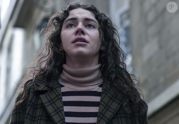 Então, Valeria decide se aliar a um ex-agente do Mossad para rastrear seus filhos
