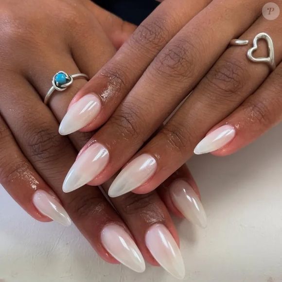 Unhas cromadas brancas: uma camada sólida de uma cor leitosa, translúcida e cintilante  , da cutícula até a ponta