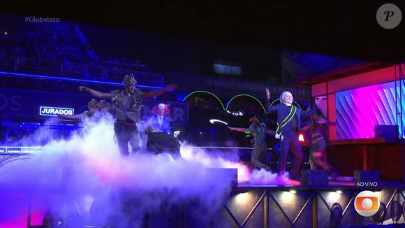 A comissão de frente da escola fez críticas a Michel Temer e Bolsonaro