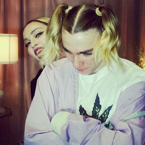 Madonna e o filho Rocco posam em clique divertido no Instagram