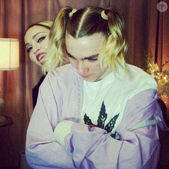 Madonna e o filho Rocco posam em clique divertido no Instagram