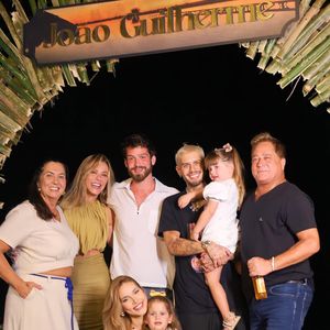 No último sábado, João Guilherme celebrou aniversário de 23 anos na Fazenda Talismã. A ausência da namorada, Bruna Marquezine na foto, chamou a atenção.