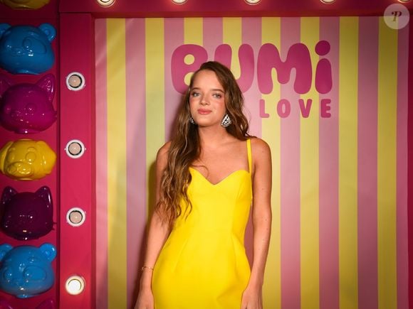 Entre as convidadas do evento, Rafa Justus roubou a cena com um vestido amarelo de comprimento mini, combinado a sapatos de salto da mesma cor e uma bolsa de grife, criando uma produção marcada pela sofisticação e pelo brilho
