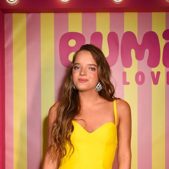 Entre as convidadas do evento, Rafa Justus roubou a cena com um vestido amarelo de comprimento mini, combinado a sapatos de salto da mesma cor e uma bolsa de grife, criando uma produção marcada pela sofisticação e pelo brilho