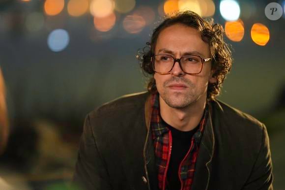 Ameaçado por Reha, Atilla se controla para evitar que arranque a própria máscara, resumo da novela 'Coração de Mãe', capítulo de segunda-feira 23 de março de 2026