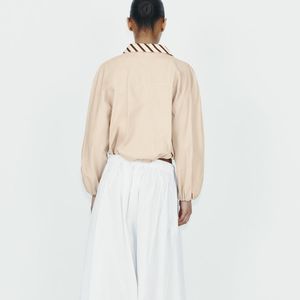 Com cintura alta e modelagem ampla, a saia midi branca da Zara promete dominar os looks femininos mais refinados da temporada