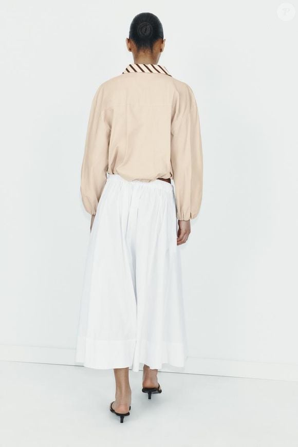 Com cintura alta e modelagem ampla, a saia midi branca da Zara promete dominar os looks femininos mais refinados da temporada