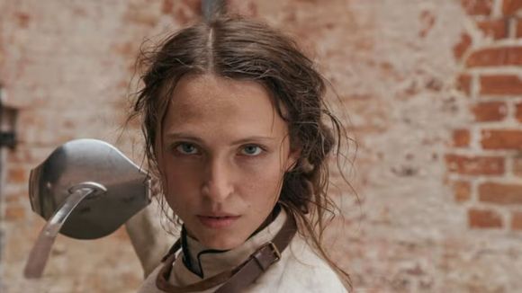 Descobri um filme de época incrível e quase desconhecido na Netflix: é muito elogiado pela crítica, adapta um livro clássico e tem apenas 90 minutos de duração