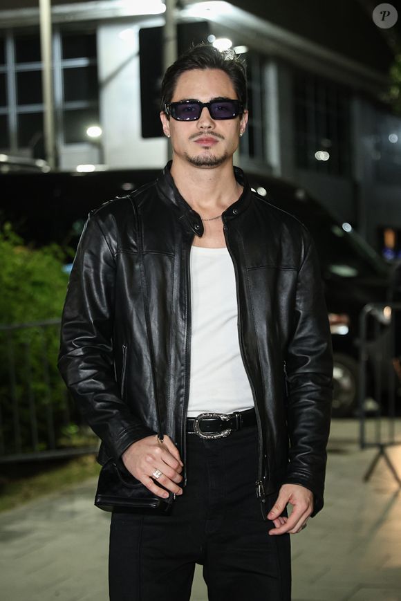 Apontado como affair de Bruna Marquezine, Danilo Mesquita também esteve presente e com um look bem semelhante ao de João Guilherme