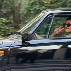 O Porsche 911 Carrera 3.2 de Chay Suede virou assunto nas redes após um vídeo ultrapassar milhões de visualizações no Instagram. O modelo clássico pode custar cerca de R$ 1 milhão e é considerado um dos mais icônicos da marca alemã