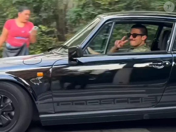 O Porsche 911 Carrera 3.2 de Chay Suede virou assunto nas redes após um vídeo ultrapassar milhões de visualizações no Instagram. O modelo clássico pode custar cerca de R$ 1 milhão e é considerado um dos mais icônicos da marca alemã