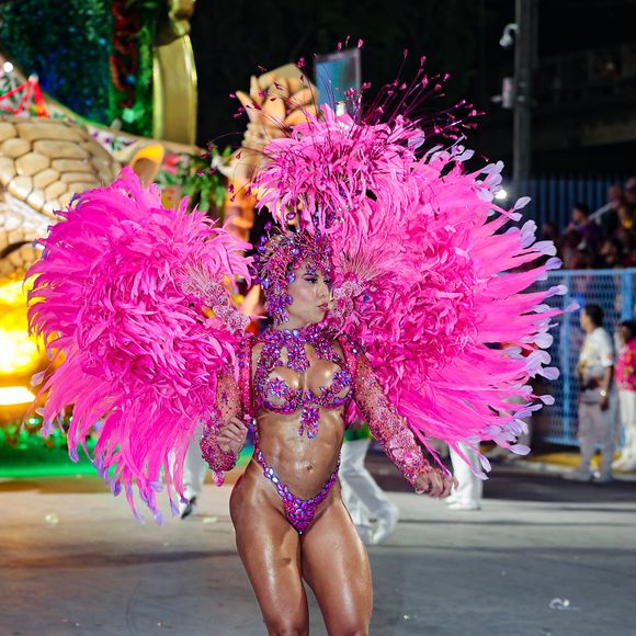Desfile do Salgueiro: Mulher Melão ostentou corpão em fantasia
