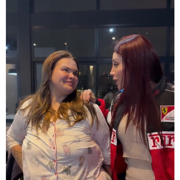 Na madrugada deste sábado (04), Thais Carla surgiu em um vídeo com Maya Massafera e bateu um papo com a influenciadora