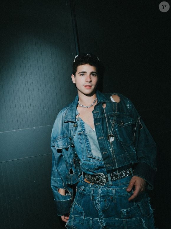 João Victor Gonçalves apostou em um macacão jeans