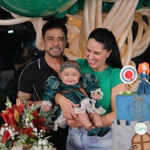 Família reunida ao redor do bolo temático para comemorar o quarto mês de Clara