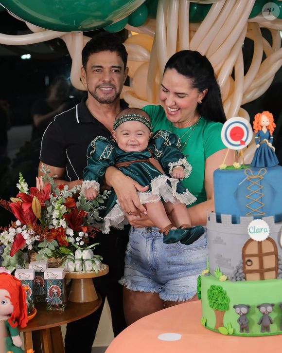 Família reunida ao redor do bolo temático para comemorar o quarto mês de Clara